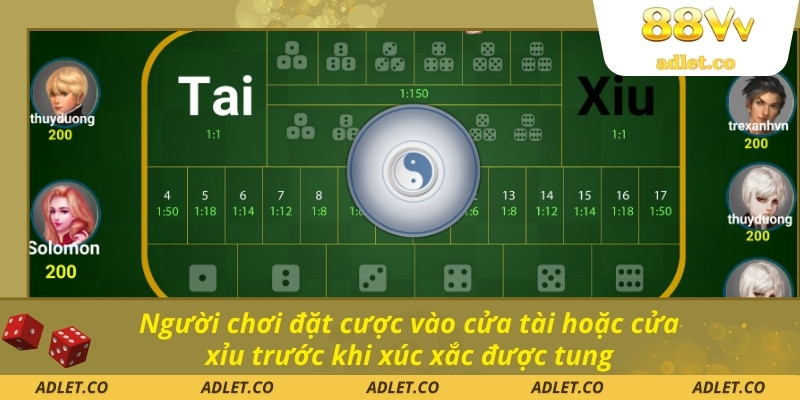 Người chơi đặt cược vào cửa tài hoặc cửa xỉu trước khi xúc xắc được tung